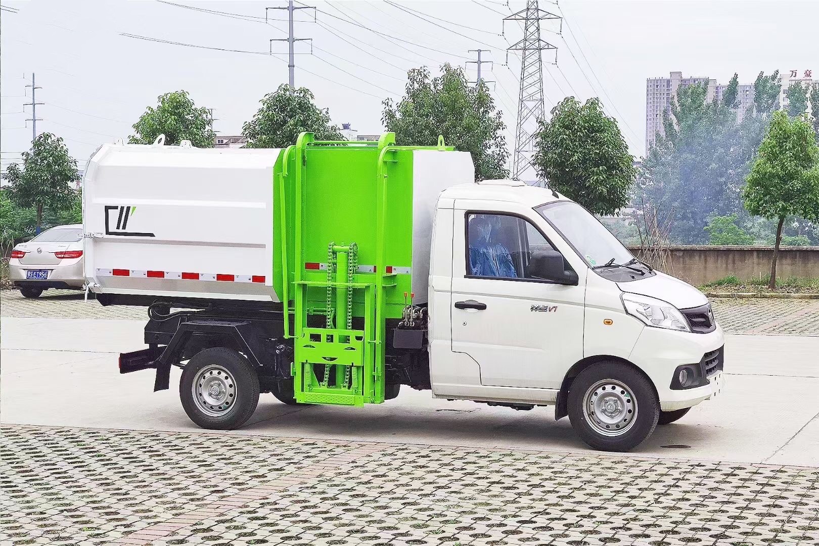 程力威牌3立方挂桶垃圾车_福田自装卸垃圾车