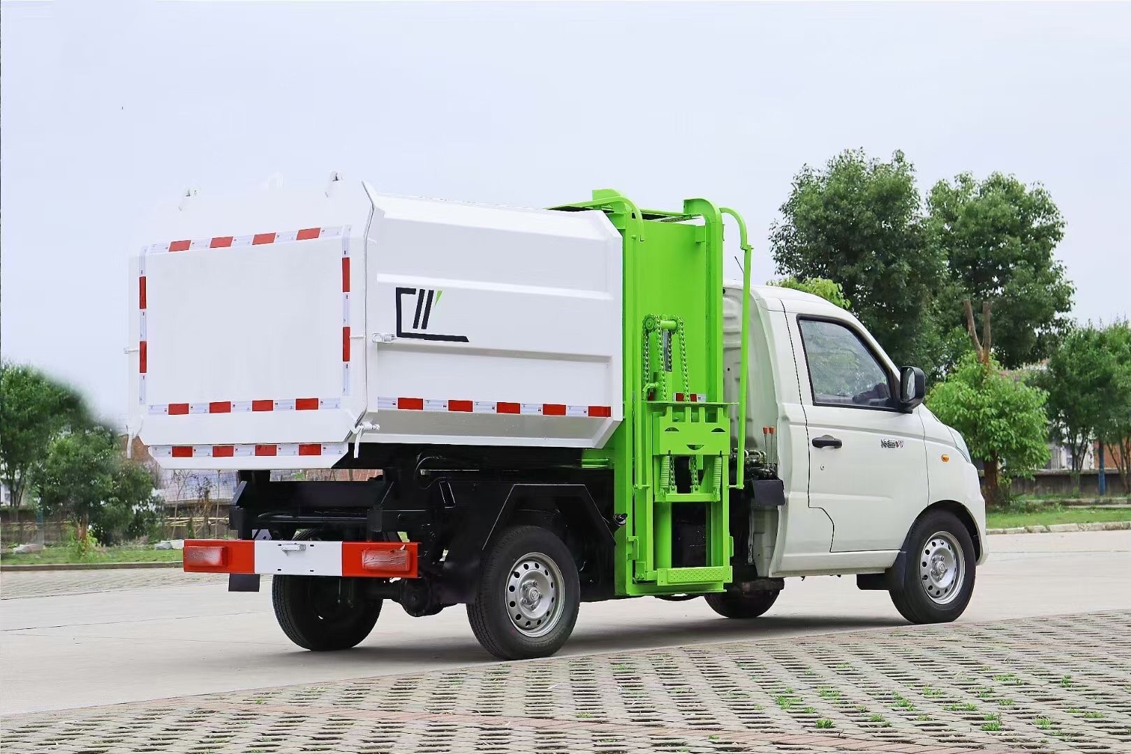 程力威牌3立方挂桶垃圾车_福田自装卸垃圾车