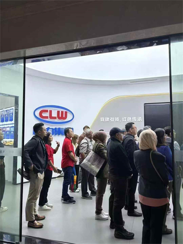 马来西亚政府领导外宾到程力集团考察签约3000台环卫车订单