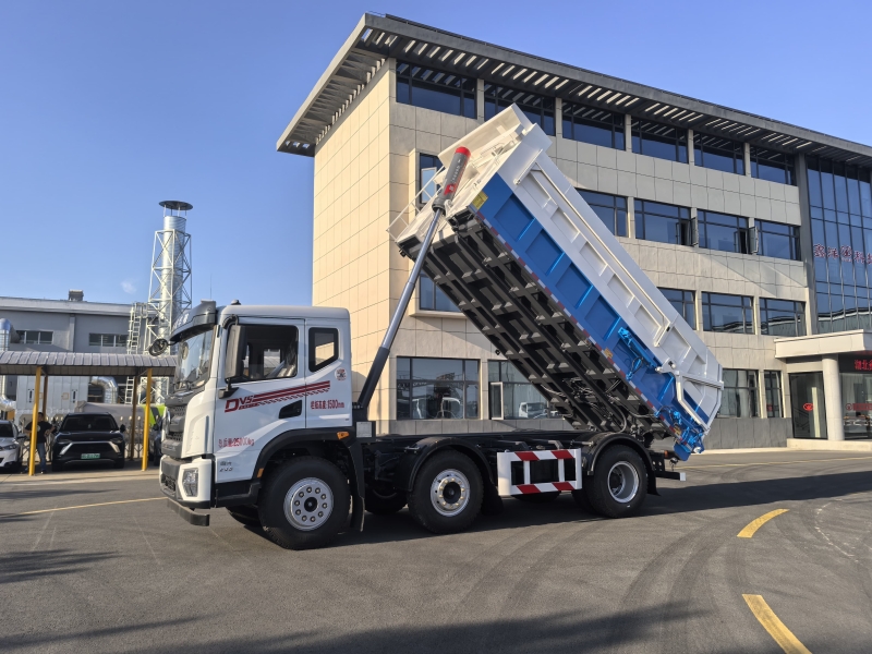 污泥建筑垃圾鸡粪运输车：环保运输的多面手
