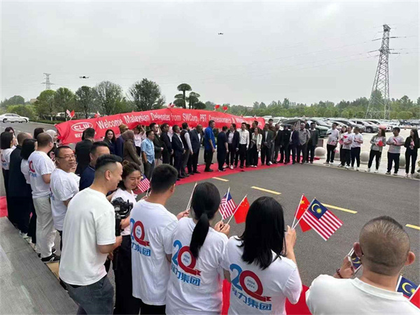 马来西亚政府领导外宾到程力集团考察签约3000台环卫车订单