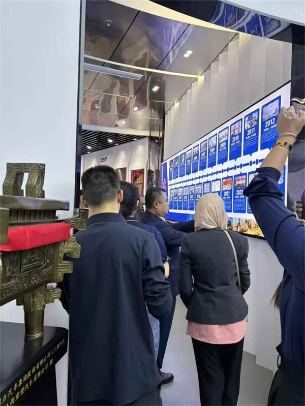 马来西亚政府领导外宾到程力集团考察签约3000台环卫车订单