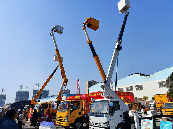 程力汽车集团自主研发生产首款智能化4.5KV绝缘高空作业车填补了国内高端电力抢险工程车空白