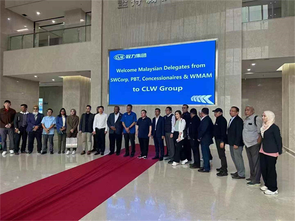 马来西亚政府领导外宾到程力集团考察签约3000台环卫车订单