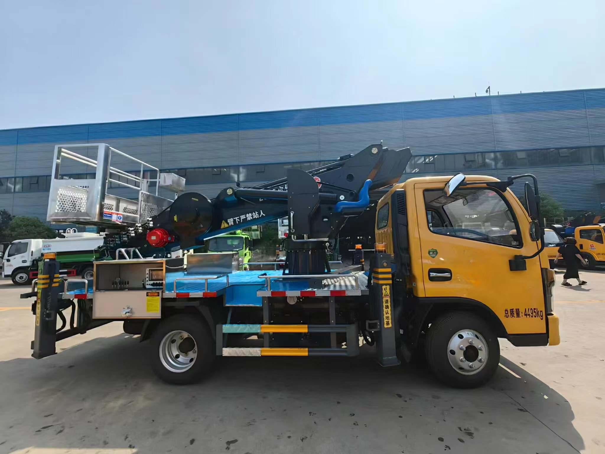 程力28米高空作业车_多利卡31米蓝牌伸缩臂高空作业车