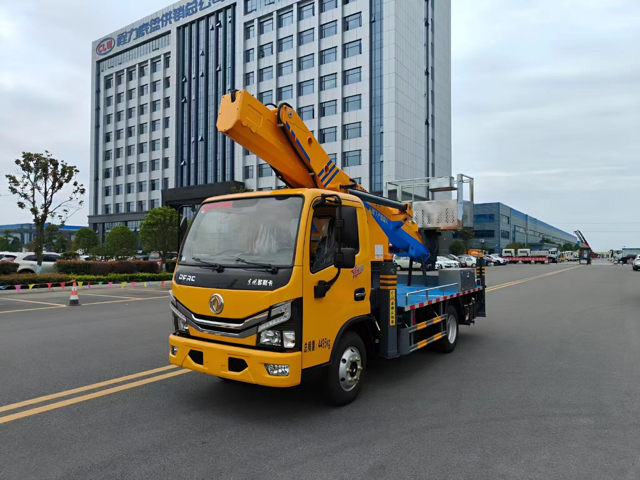 程力28米高空作业车_多利卡31米蓝牌伸缩臂高空作业车