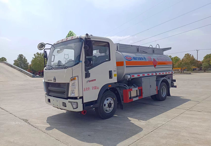 程力危化重汽豪沃五吨加油车_6.2方油罐车 程力危化重汽豪沃五吨加油车_6.2方油罐车