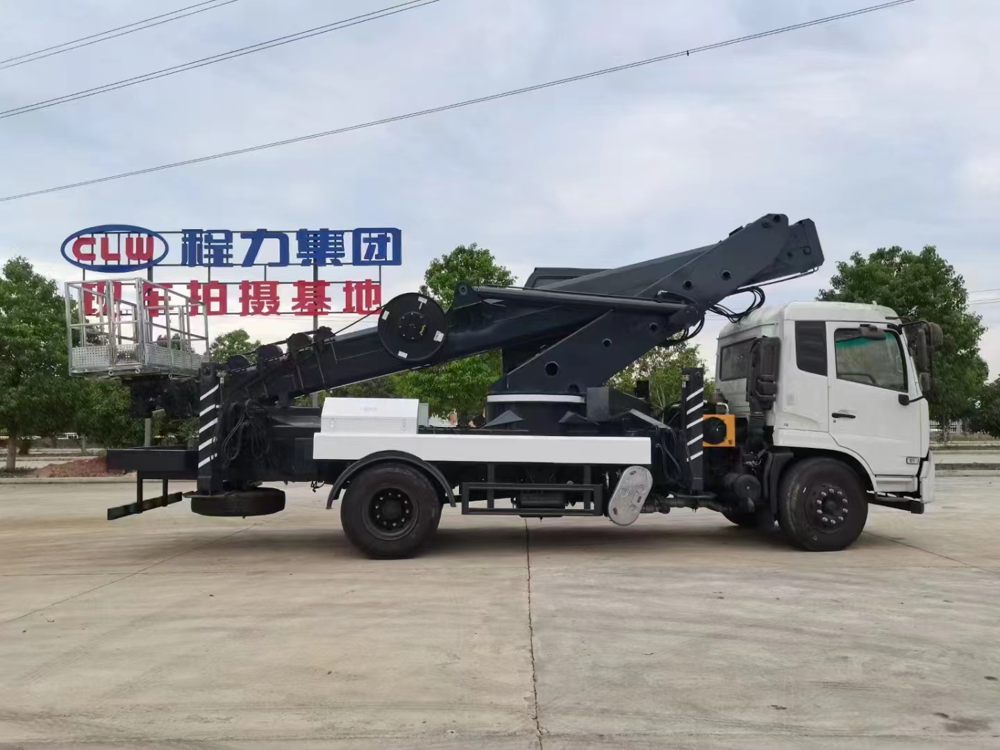 东风天锦45米伸缩臂高空作业车