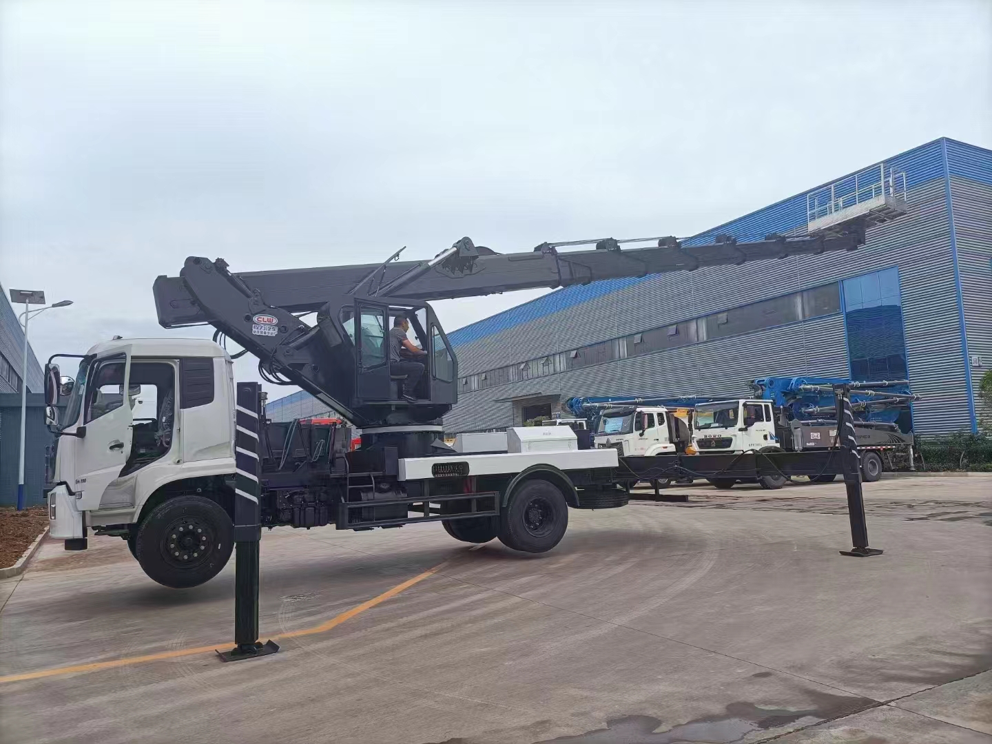 东风天锦45米伸缩臂高空作业车