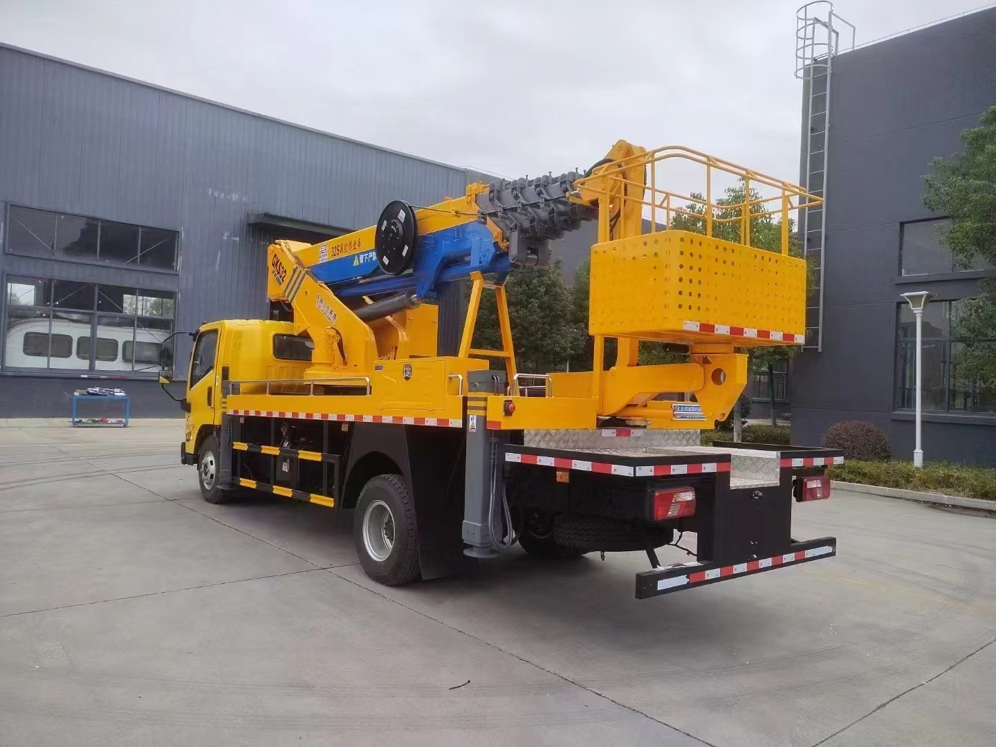 江铃凯锐32米带小飞臂高空作业车