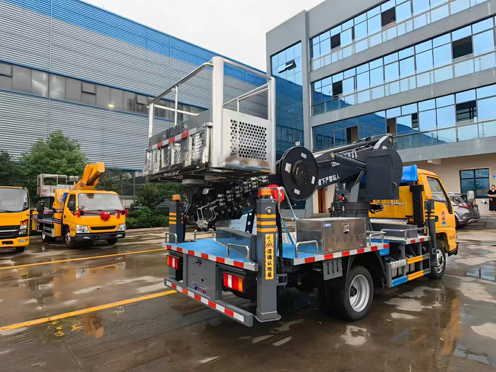 江铃顺威28米支臂蓝牌高空作业车