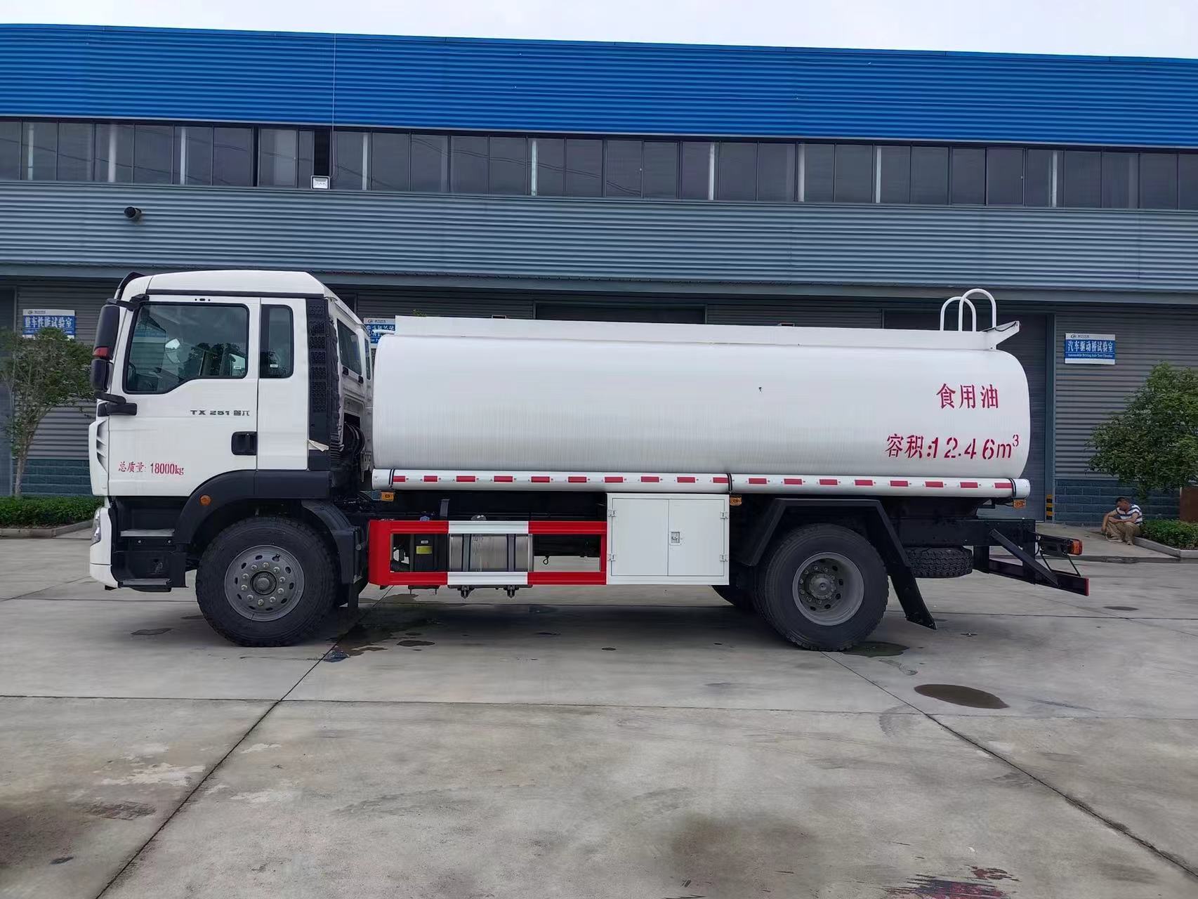 程力专汽12方重汽豪沃TX5食用油运输车 程力专汽12方重汽豪沃TX5食用油运输车