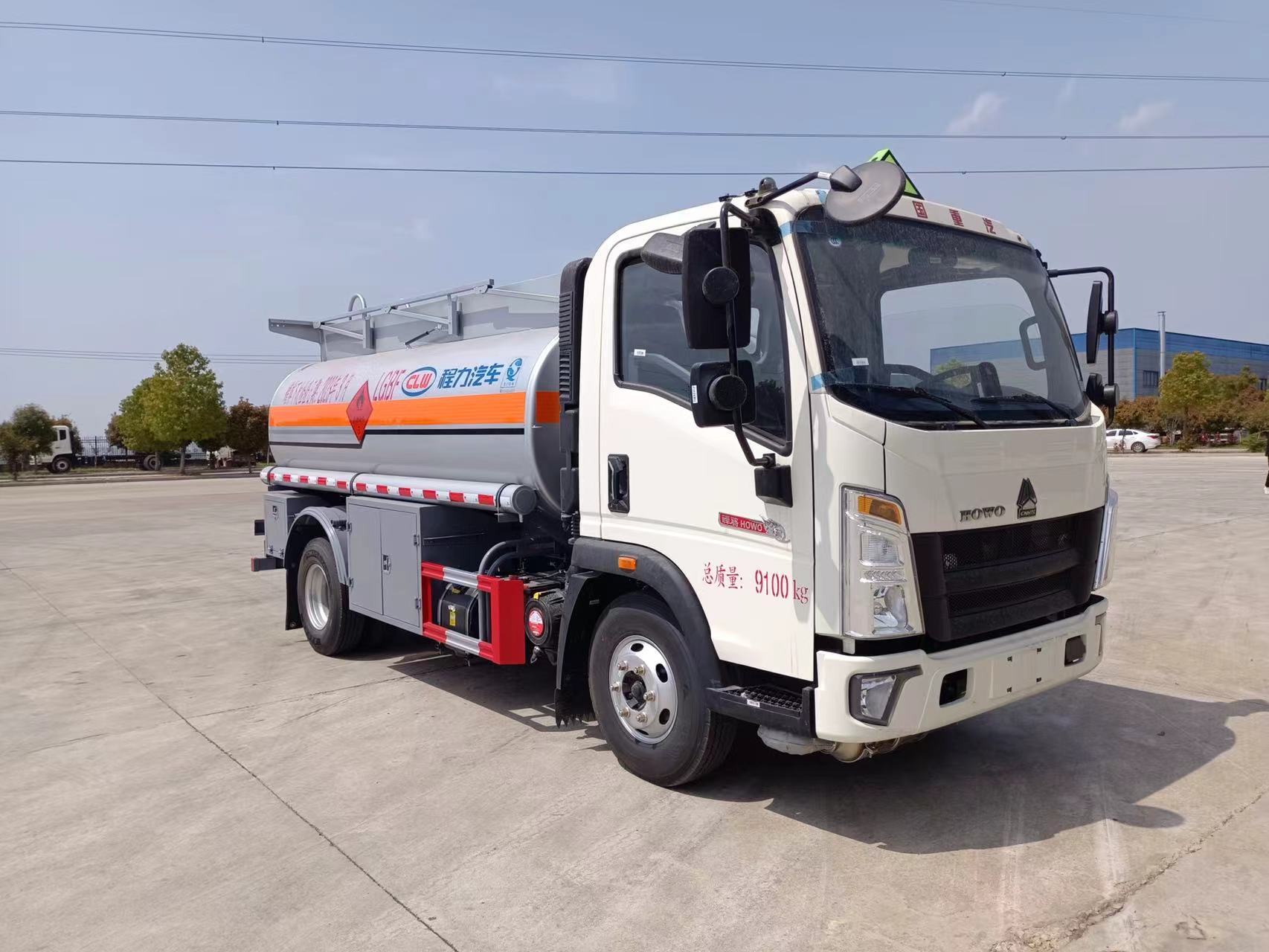 程力危化重汽豪沃五吨加油车_6.2方油罐车 程力危化重汽豪沃五吨加油车_6.2方油罐车