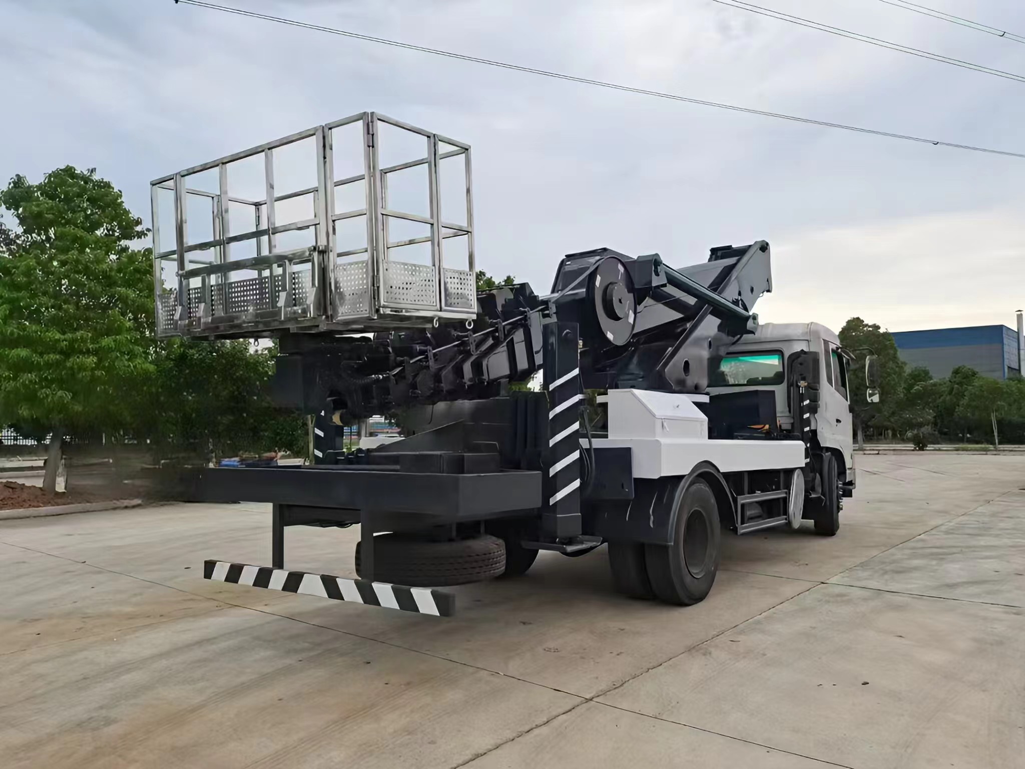 东风天锦45米伸缩臂高空作业车