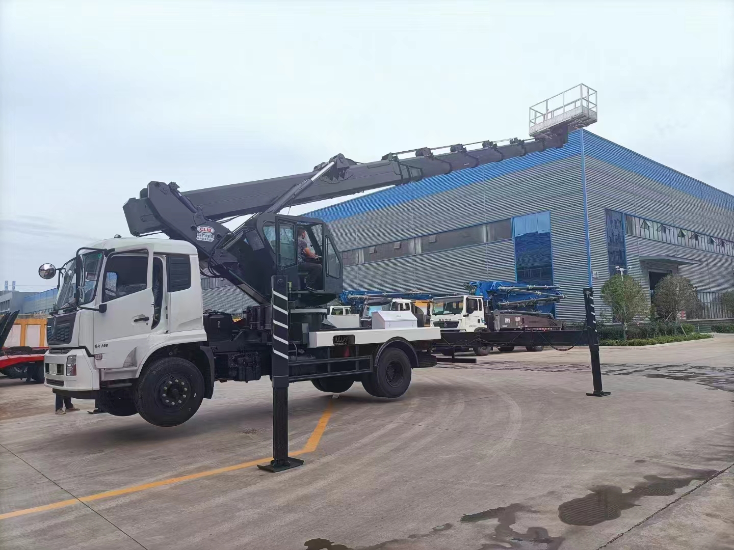 东风天锦45米伸缩臂高空作业车