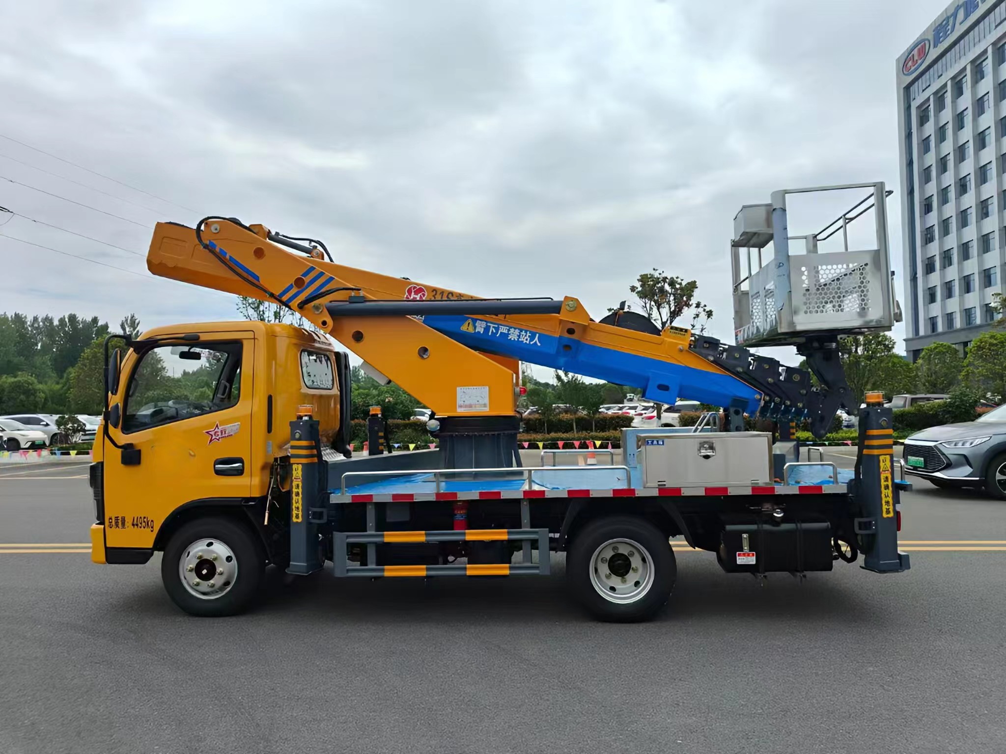 程力28米高空作业车_多利卡31米蓝牌伸缩臂高空作业车