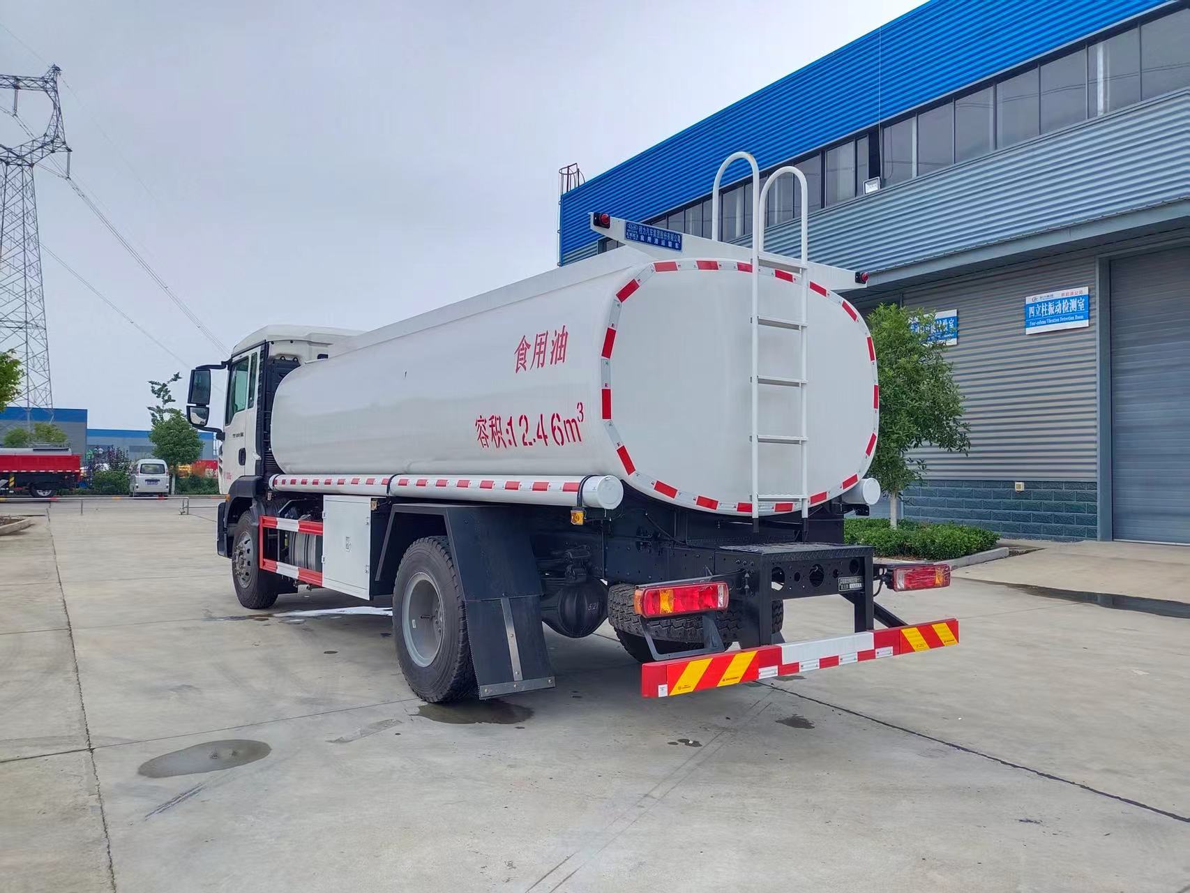 程力专汽12方重汽豪沃TX5食用油运输车 程力专汽12方重汽豪沃TX5食用油运输车