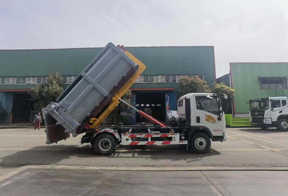 污泥自卸车_污泥运输勾臂车