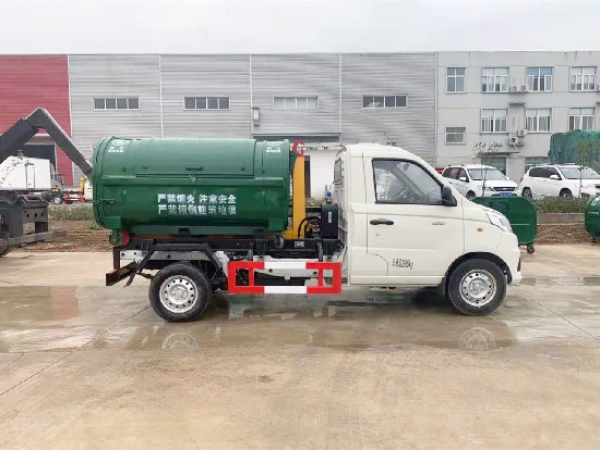 程力勾臂式垃圾车一车配多箱，村镇垃圾收运首选