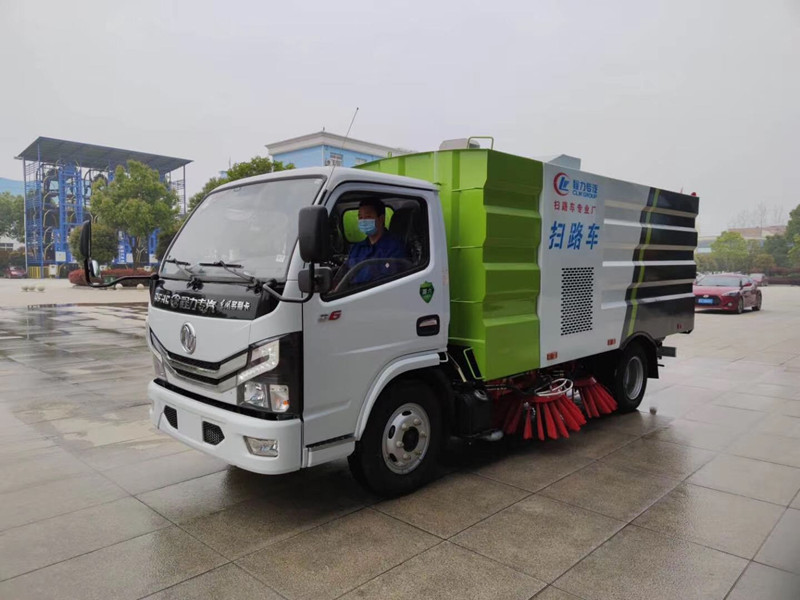 小区物业买小型清扫车还是外包服务？成本分析