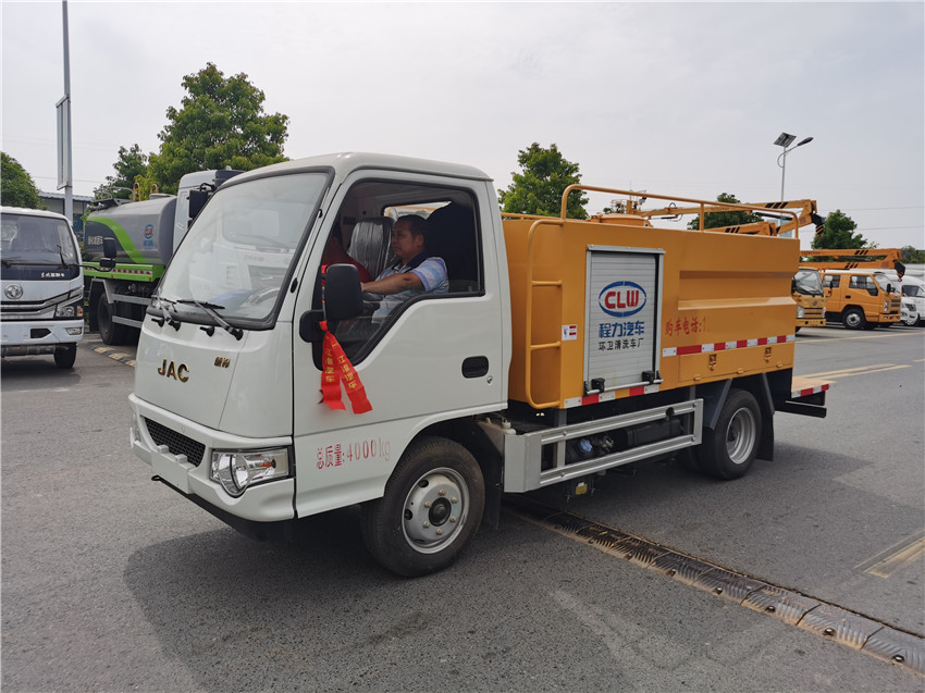 管道疏通车：解决城市管道堵塞的终极方案