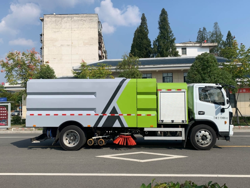 程力新能源清扫车：零碳城市的核心引擎