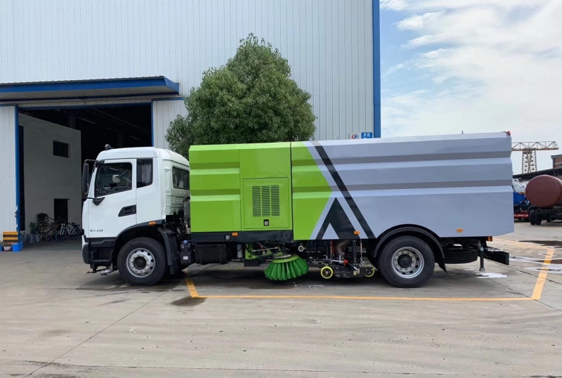 程力市政旗舰版道路清扫车，提升城市颜值的实力担当！