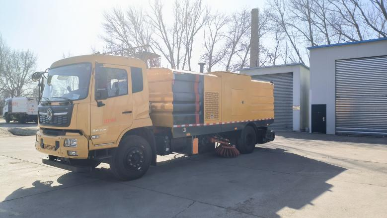 程力高速版道路清扫车，为公路安全保驾护航！