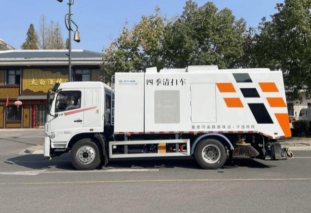 程力高效扫路车全天候守护城市洁净。