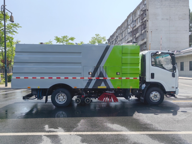“国六”时代，清洁动力！程力高效扫路车全面拥抱环保新标准。