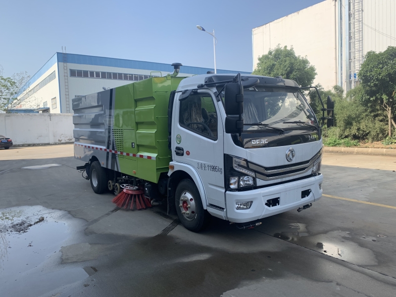 湖北程力道路清扫车让黄沙永葆纯净！