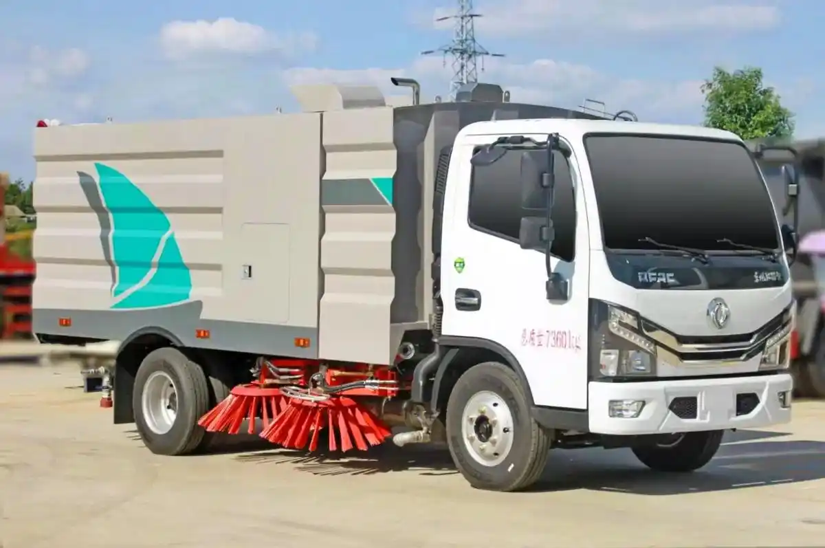 【品质】程力汽车道路清扫车：军工品质，值得信赖！