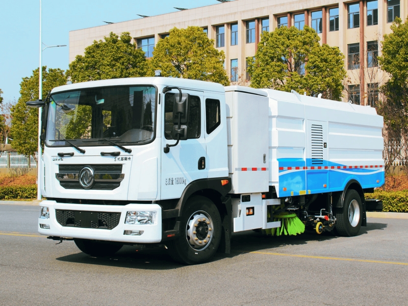 台风过后满城狼藉？程力清扫车24小时打通生命通道！