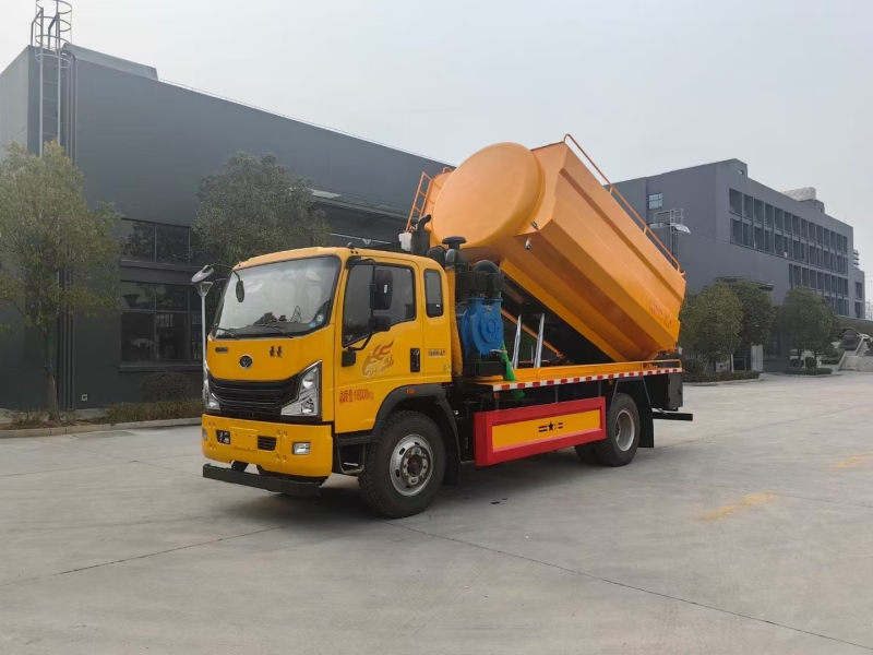 管道疏通车：解决管道堵塞的利器