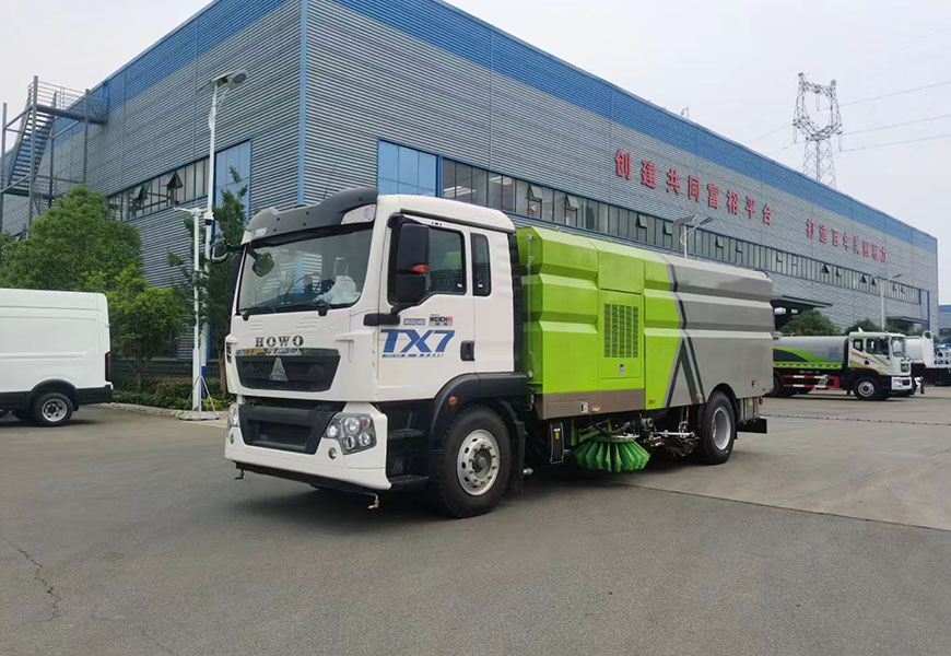 揭秘！为何高端社区都选吸盘后置吸尘车清扫