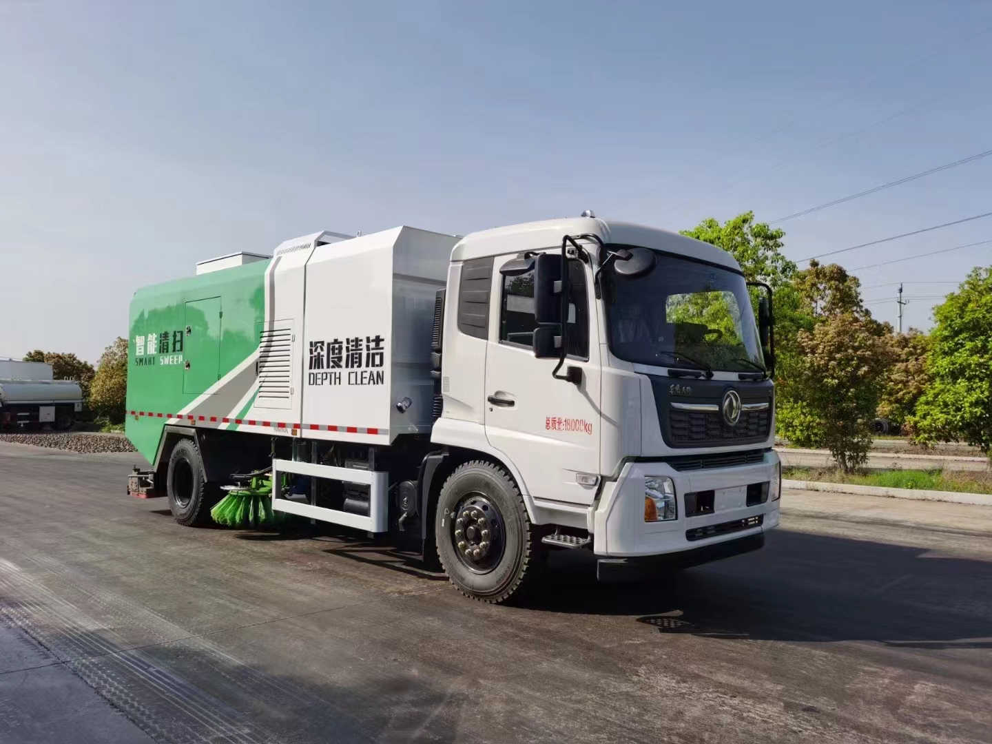 全天候清扫车机场清扫，高标准清洁的保障