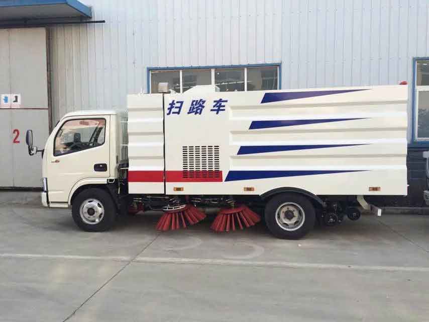 东风D6小型扫路车