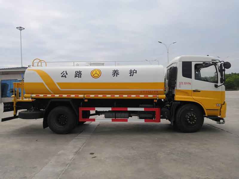 东风天锦洒水车