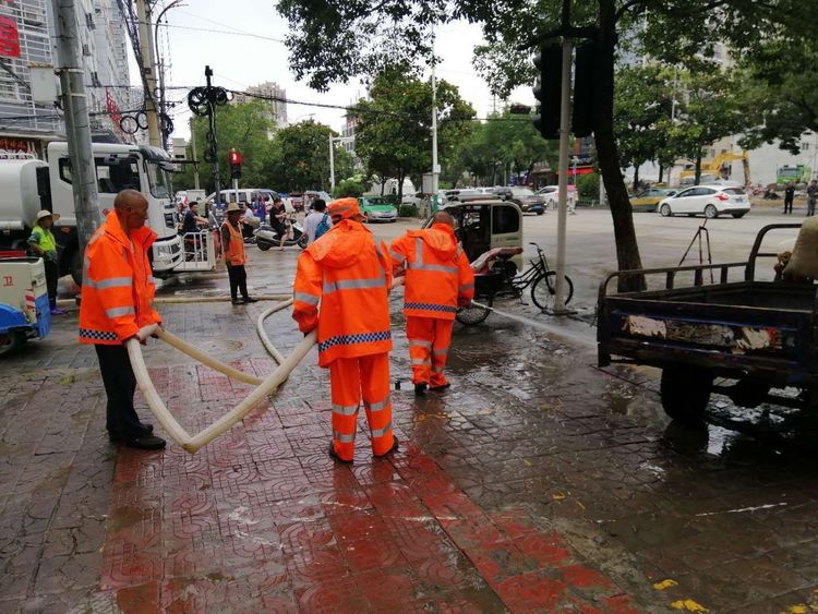 程力道路清扫车助力环卫工人城市街道清理